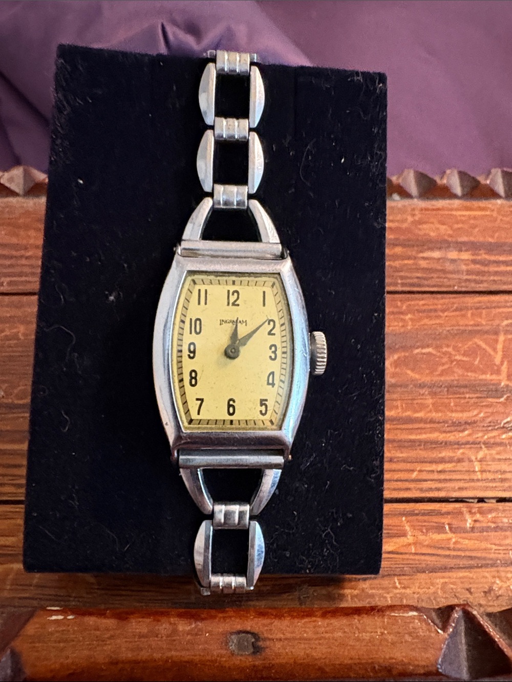 Vintage-Inspired Women's Silver Bracelet Watch with Cream Dial